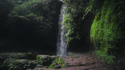 Increíble, enorme y poderosa cascada de montaña en la selva tropical de una isla tropical, el agua cae en pequeños