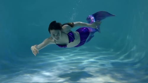 Porträt einer anmutigen, bezaubernden Meerjungfrau, die unter Wasser schwimmt