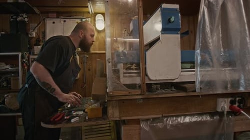 Männlicher Ingenieur, der computergesteuerte Hochpräzisions-Schneiddrehmaschine bedient