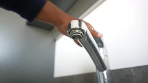 Wasser, das aus einem Wasserhahn fließt Zeitlupe