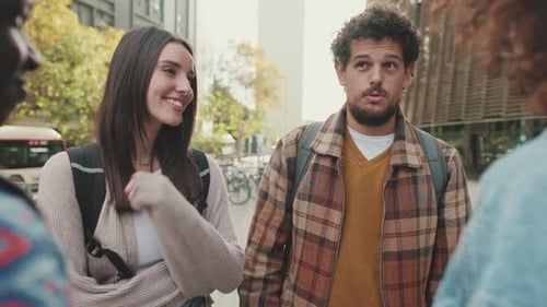 Junger Mann erzählt seinen Freunden emotional