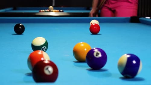Spielen Sie eine Partie Poolbillard und schlagen Sie Bälle mit einem Spielball.