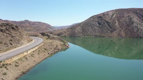 Vue aérienne du réservoir et de l'autoroute entre les collines