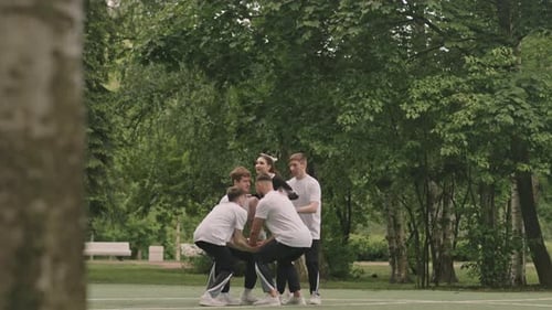 Folleto: Chica cantando Flips in Air con un equipo de porristas