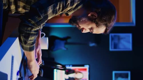 Vertikales Video: Selbstständiger IT-Spezialist, der von zu Hause aus an der Behebung von Datenbankfehlern arbeitet