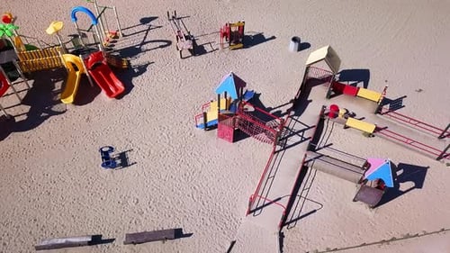 Aire de jeux vide, aucun enfant ne joue. Terrain de jeu public fermé à cause du coronavirus.