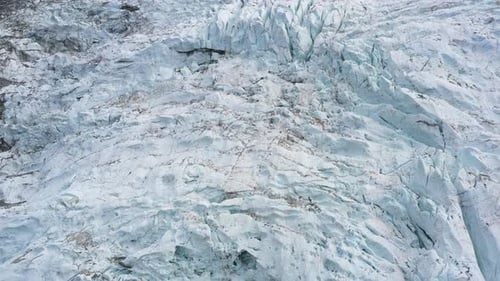 Luftbild des Bossons-Gletschers in den französischen Alpen