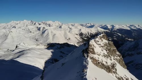 Vue panoramique sur la chaîne de montagnes enneigée