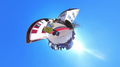 Little Tiny Planet: visión 360 del pequeño mundo de un hombre caminando solo por la calle por el pueblo en 4K