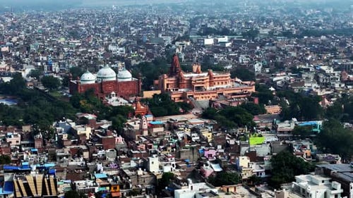 Vue aérienne de Shri Krishna Janmasthan et de la mosquée Shahi Eidgah s'élevant au-dessus de la densité de Mathura