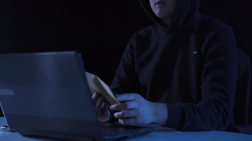 Hacker que trabaja por dinero.