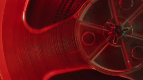 Rotes und blaues Retro-Tonbandgerät mit rotem und blauem Licht