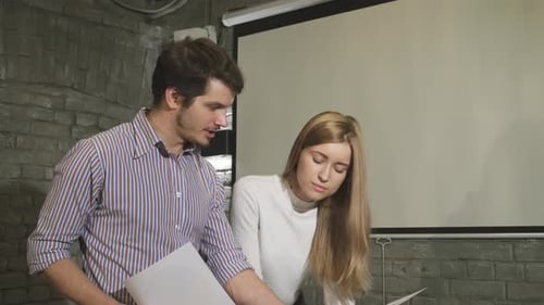 Des collègues de travail dynamiques qui collaborent sur les formalités administratives dans un bureau moderne