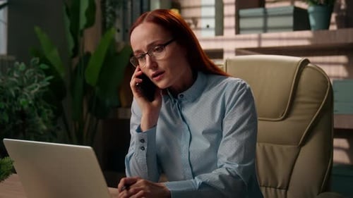 Mujer de negocios caucásica multitarea ocupada, estresante, empresaria ocupada, empleada con exceso de trabajo, enojada