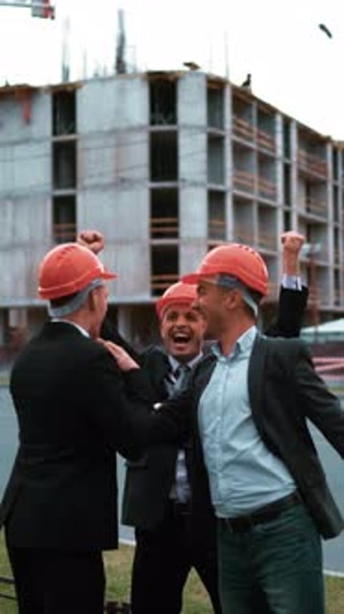 Vertical de pessoas eufóricas, exceto por ganhar muito