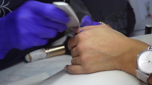 Nahaufnahme von Master Making Manicure mit Nagelfeile