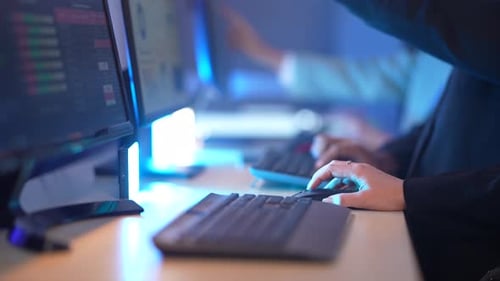 IT-Spezialist, der an Computerüberwachungsdaten und -systemen arbeitet