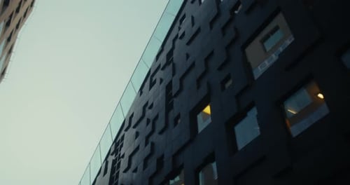 Modernes Architekturgebäude mit einzigartiger Fassadengestaltung