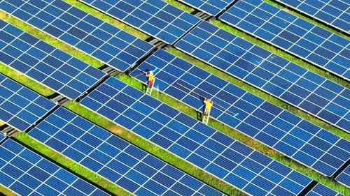 Les travailleurs nettoient les panneaux solaires, Drone à vue aérienne.