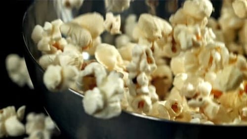 Du pop-corn tombe dans un grand bol, filmé par une caméra haute vitesse à 1000 images par seconde
