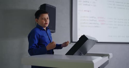 Écolier génial parlant en classe présentant le code du programme dans les cours de programmation