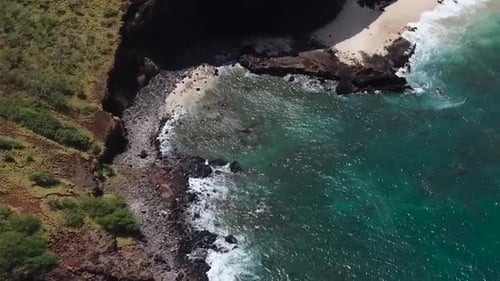 Drone, montée aérienne, bord de falaise, plage, vagues bleues