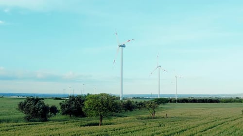 Luftaufnahme von Windkraft, Windmühle, Energieerzeugung, Ökoenergie in einer wunderschönen grünen Natur.