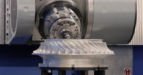 Fraiseuse CNC pour le travail des métaux. Technologie de traitement moderne pour la découpe du métal.