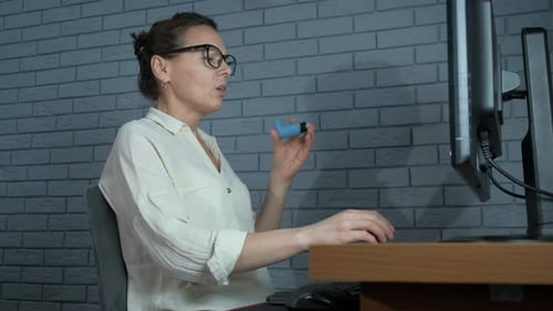 Kranke Freelancerin am Laptop im Haus