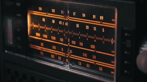 Handdrehknopf am beleuchteten Retro-Radiotuner