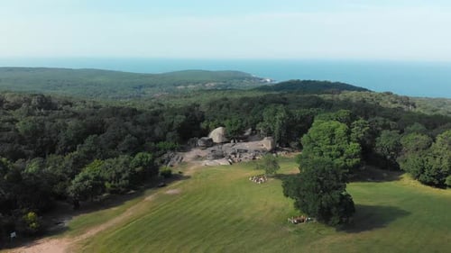 Drone volant vers Beglik Tash à Primorsko, dans la province de Burgas, en Bulgarie - Vue aérienne