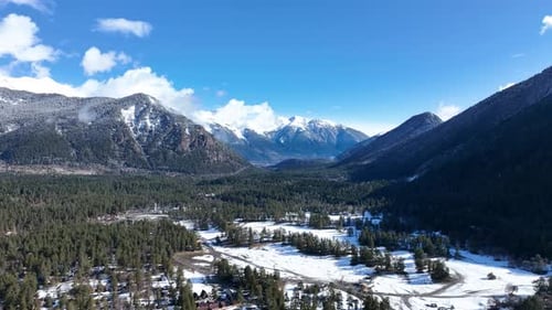 Luftpanorama eines Wintertals und der schneebedeckten Kaukasusberge