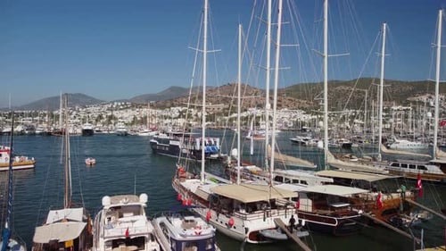 Fantastische Luftaufnahme von Yachten, die in Bodrum Marina, Türkei, vor Anker liegen