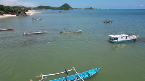 Boote, Meer und Inseln aus dem Süden von Lombok, Indonesien. Aus der Luft.