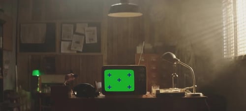 Un téléviseur vintage dans une atmosphère rétro