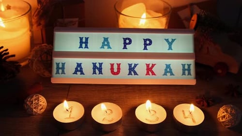 Vier Kerzen mit Adventskalender, Leuchtkasten mit Text HAPPY HANUKKAH Traditional Burning Christmas