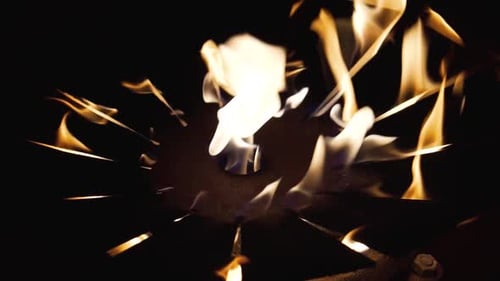 Flammen brennen in der Feuerstelle in der Nacht in Zeitlupe