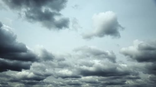 Starker dunkler bewölkter Regenhimmel mit flauschigen Regenwol