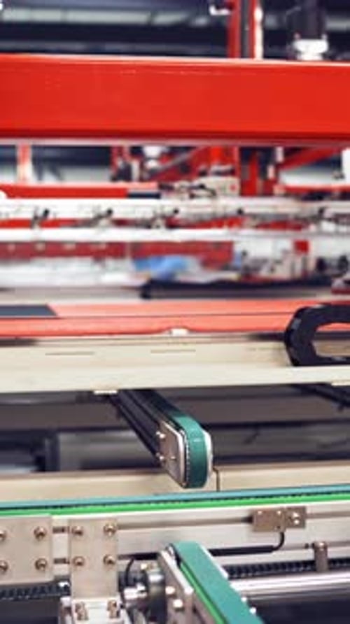 Robot industriel travaillant dans une usine de production de panneaux solaires, contrôleur de suivi des convoyeurs