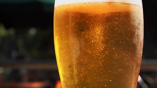 Bier in einem Glas auf dem Hintergrund der Straße