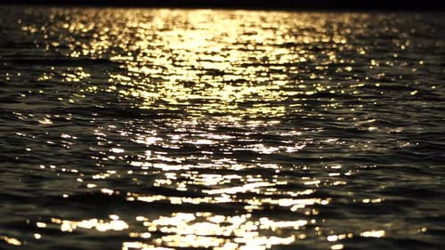 Meeresoberfläche, niedriger Winkel, Blick über klares, azurblaues Meerwasser, Sonnenblendung, abstrakter nautischer Sommerozean