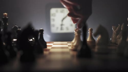 Timelaps-Schachspiel auf hölzernem Schachbrett mit Uhr im Hintergrund