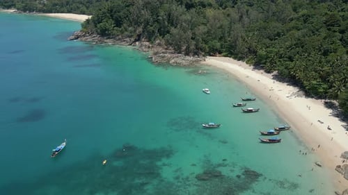 Thailändische Boote am tropischen Strand mit weißem Sand auf der Insel Phuket in Thailand — Luftaufnahme