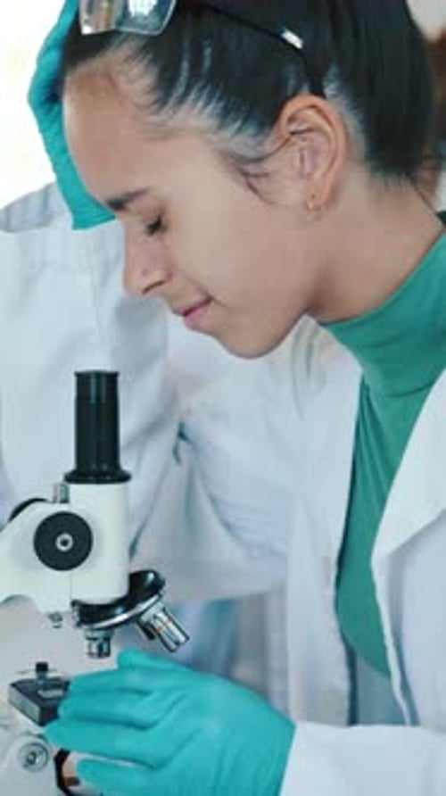 Wissenschaft, Studentin und Mädchen mit Mikroskop für Bildung, Virusanalyse und Studium an der High School