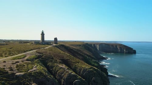 Luftaufnahme des Leuchtturms und der Klippen von Cap Frehel, Bretagne, dramatisch Küstenspitze auf Frankreichs