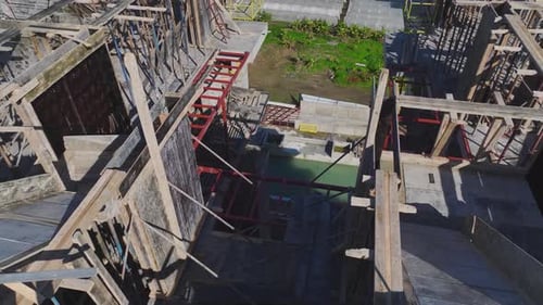 Luftvideo: Hochhausbau mit Betonierung und Kränen, beweglichen Materialien