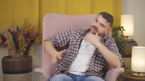 Besorgter und nervöser Mann.