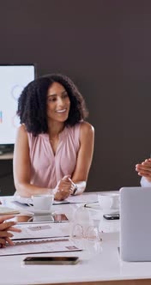 Poignée de main, célébration et esprit d'équipe avec applaudissements en cas de succès, de fusion ou d'objectif de collaboration
