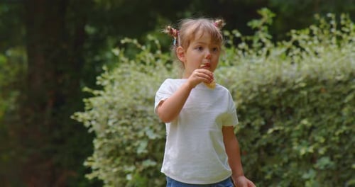 Baby isst einen Donut in der Natur Natürliche und aufrichtige Gefühle von Kindern Portrait eines kleinen Mädchens