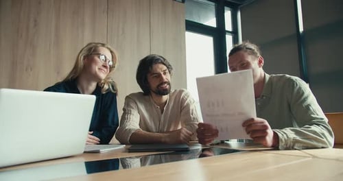 Collaboration dynamique favorisant la communication et l'échange de connaissances dans un bureau ensoleillé